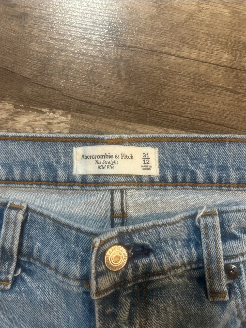 Abercrombie & Fitch Women’s The Straight Mid Rise Light Wash Jeans Size 31